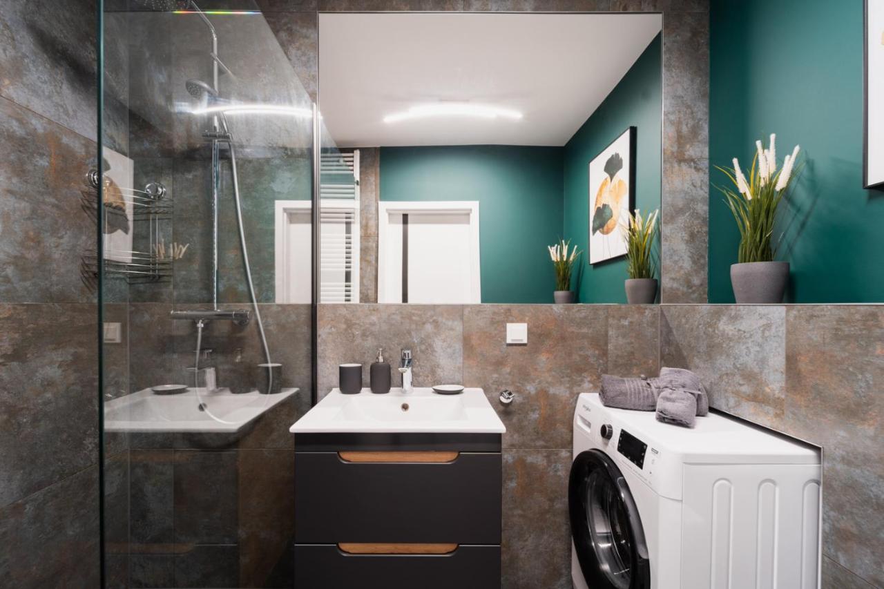 Ferienwohnung Uroczy Apartament Obok Sky Towera Breslau Exterior foto